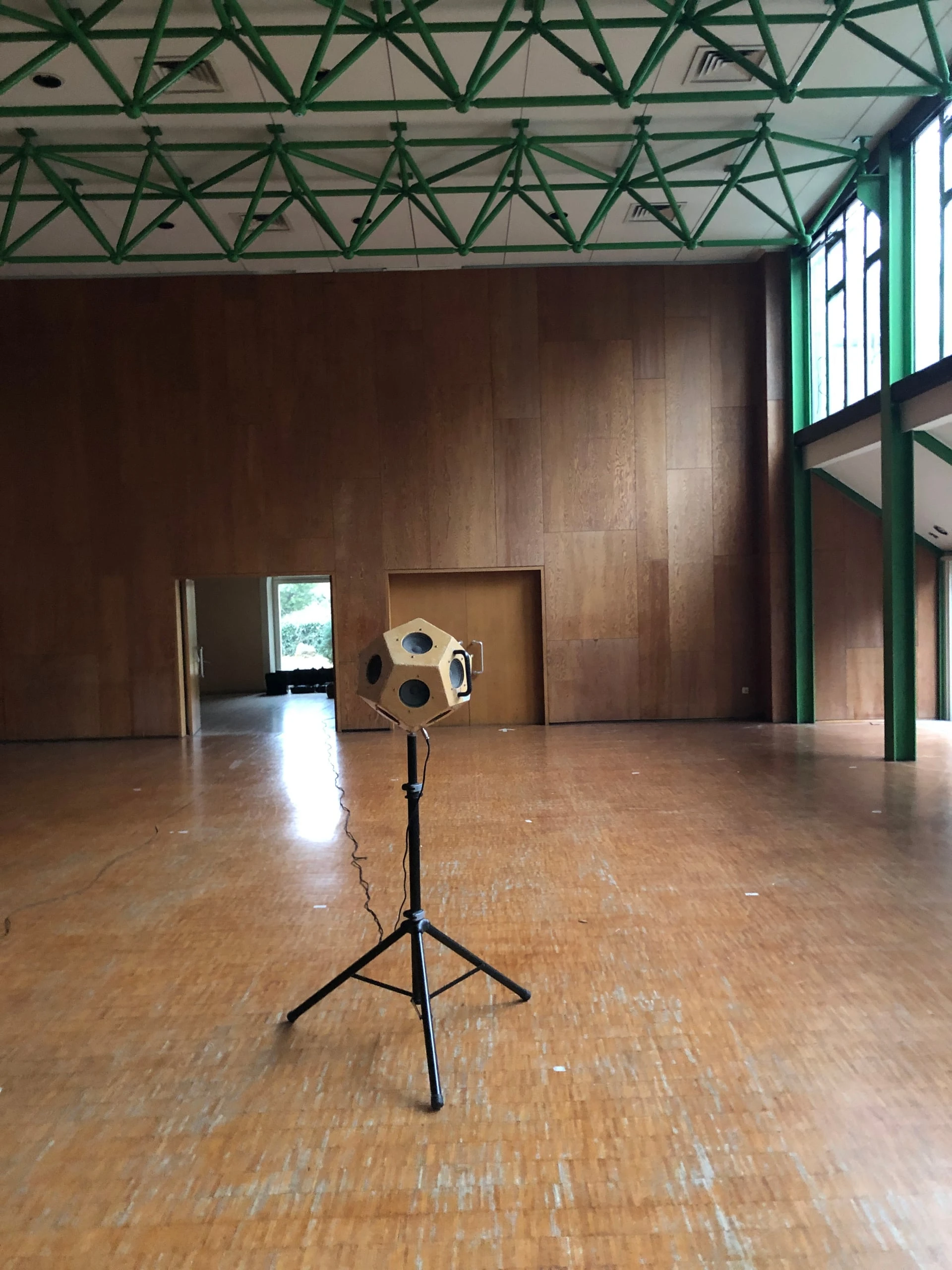 Innenansicht des Gemeindesaals mit perforierten Holz-Akustikelementen