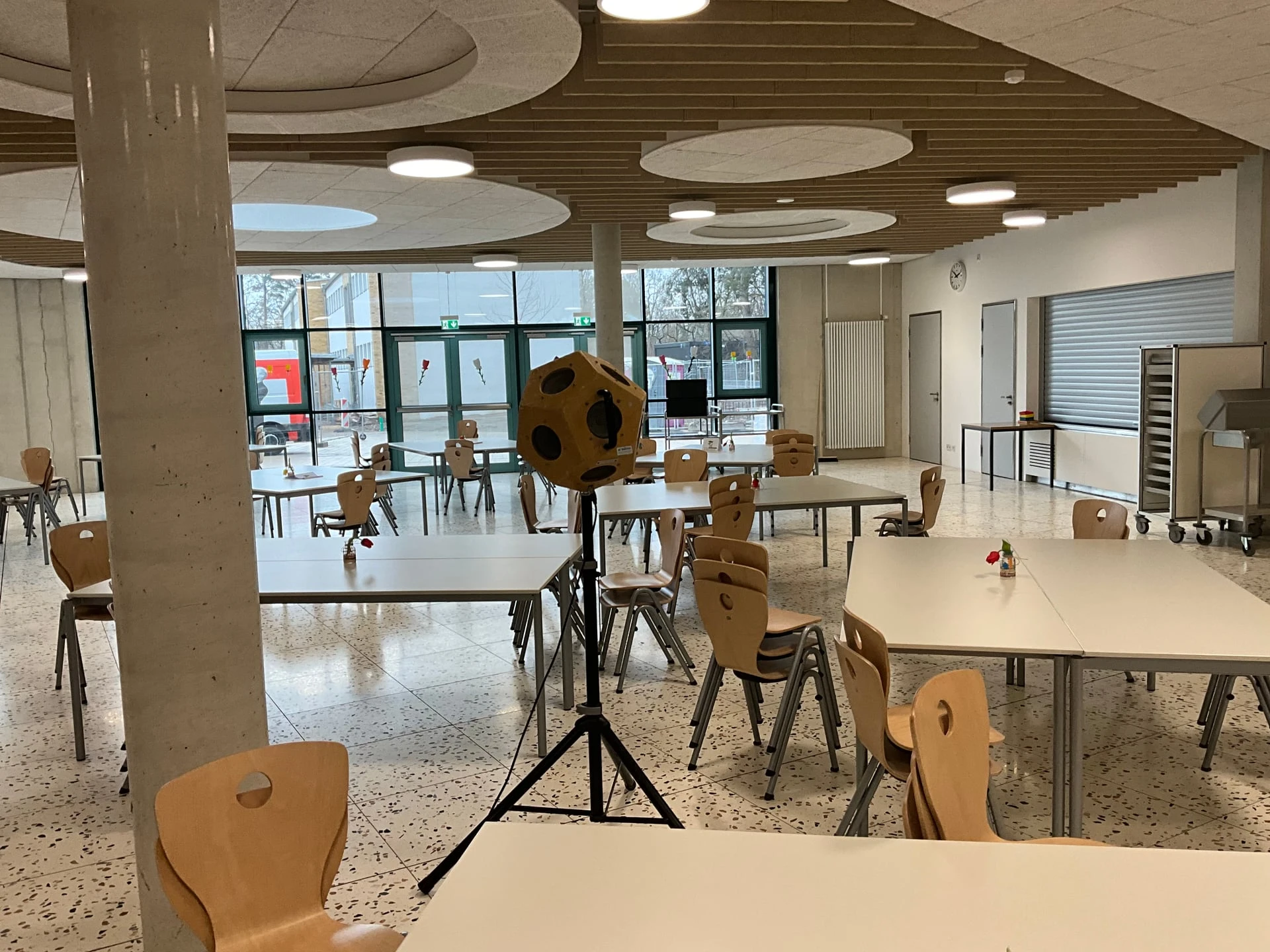 Foto der Schulmensa mit Sitzbereichen