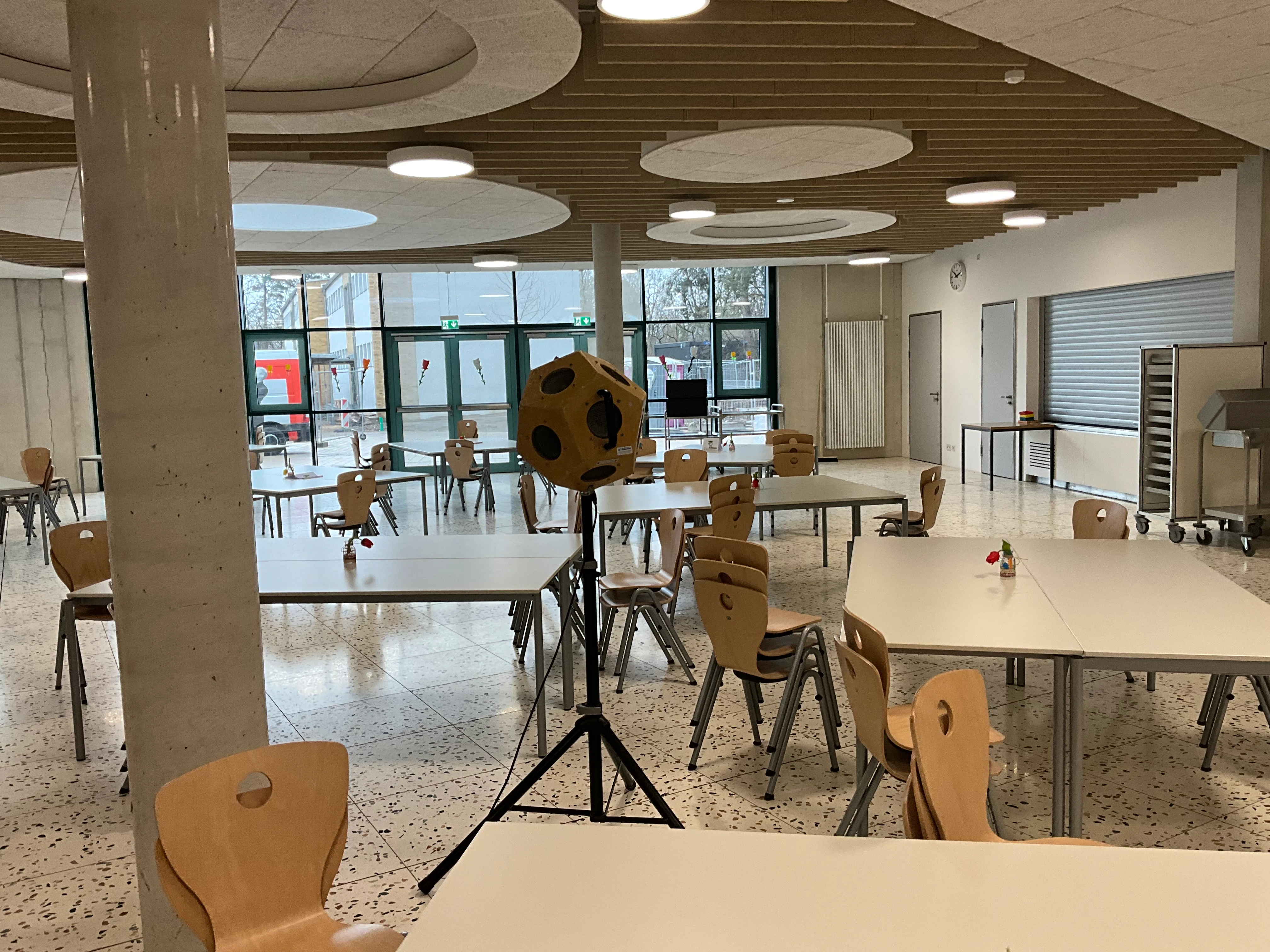 Foto der Schulmensa mit Sitzbereichen