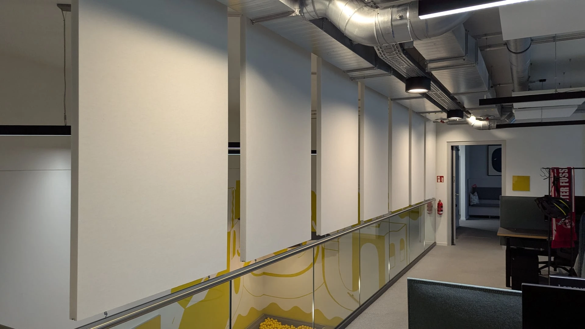 Reales Foto des Coworking-Foyers nach Montage der Akustikelemente