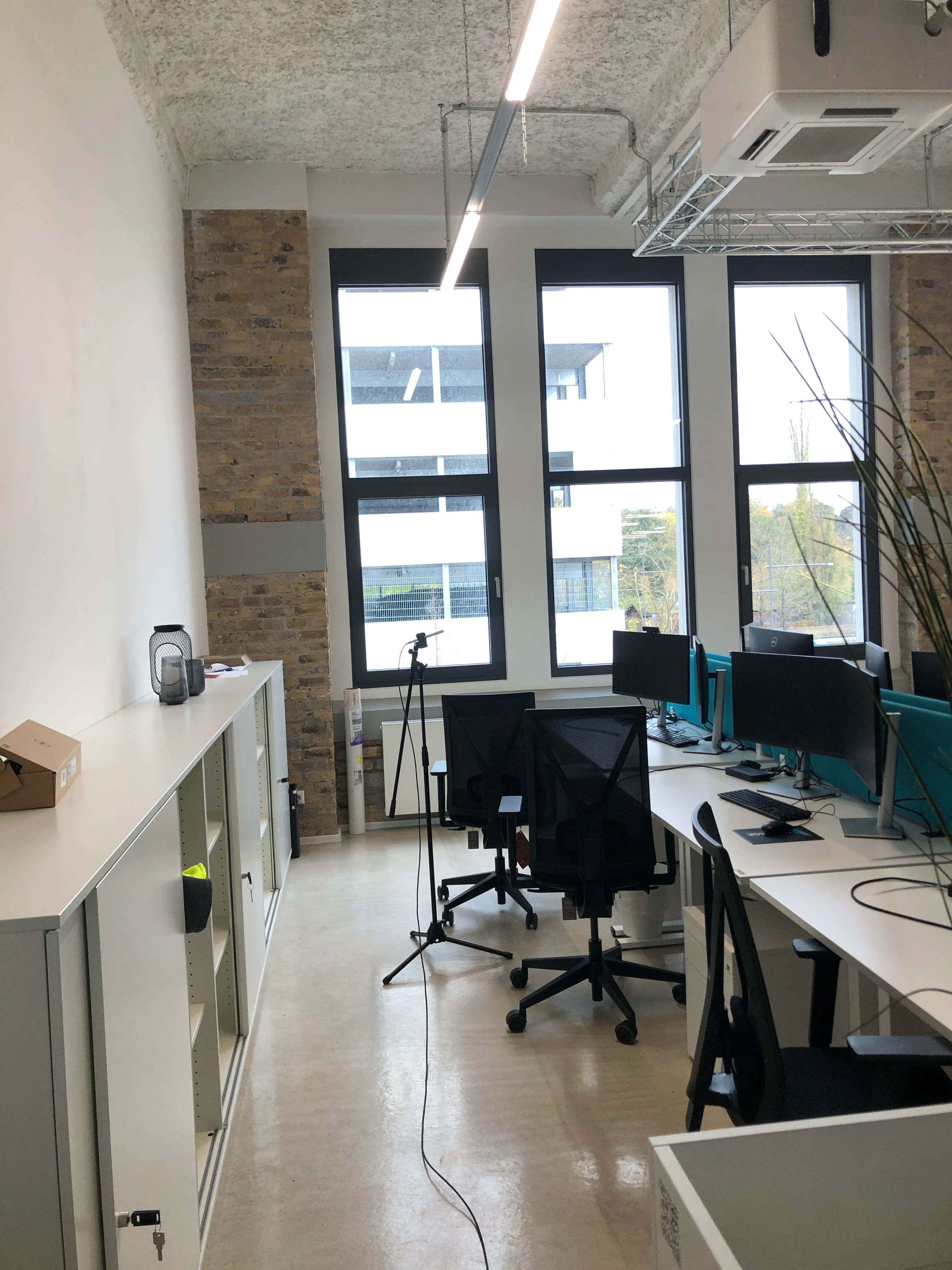 Bürofläche mit Schreibtischen und mobilen Wänden