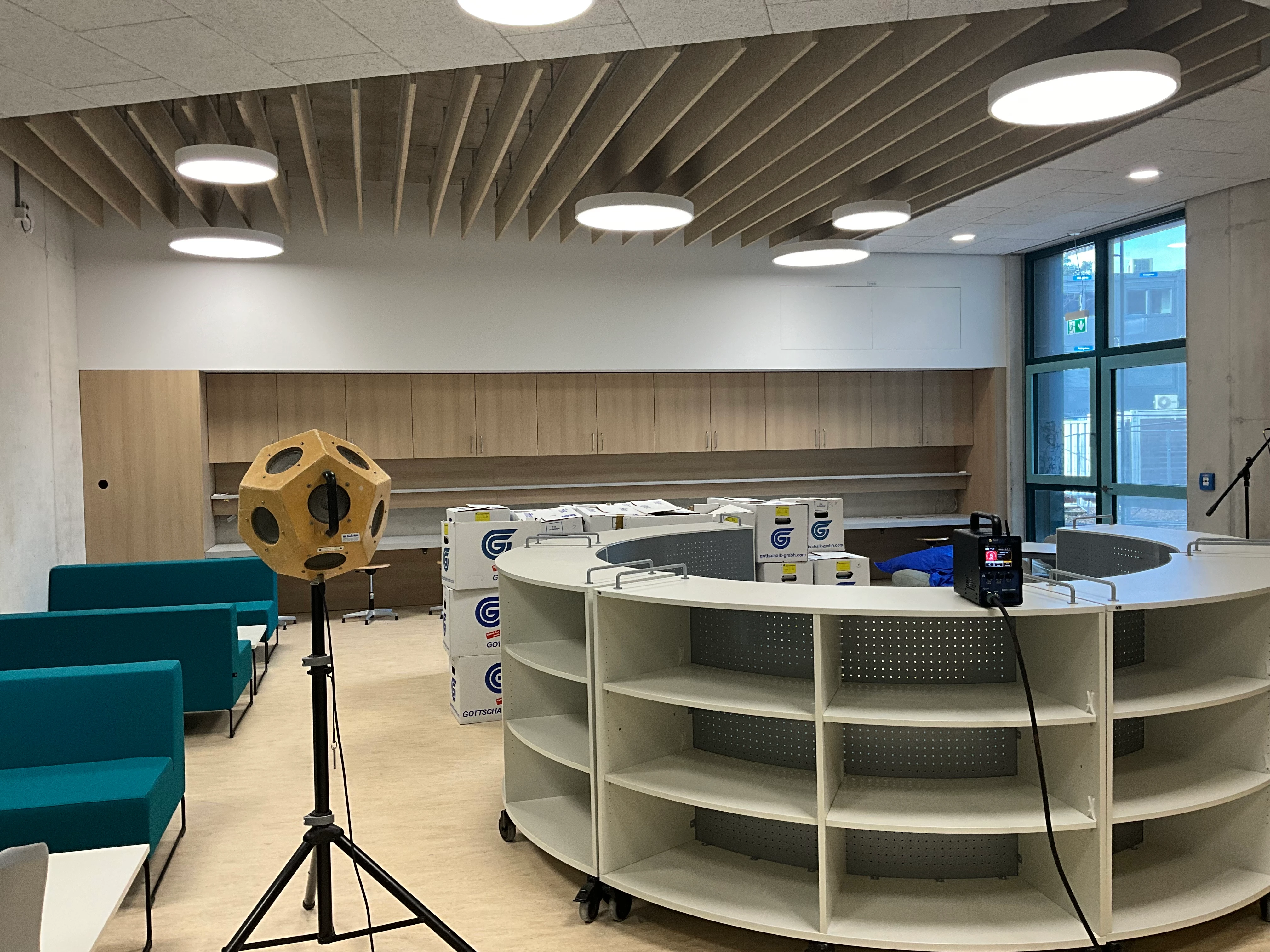 Schul-Bibliothek mit Regalen und Lesebereich