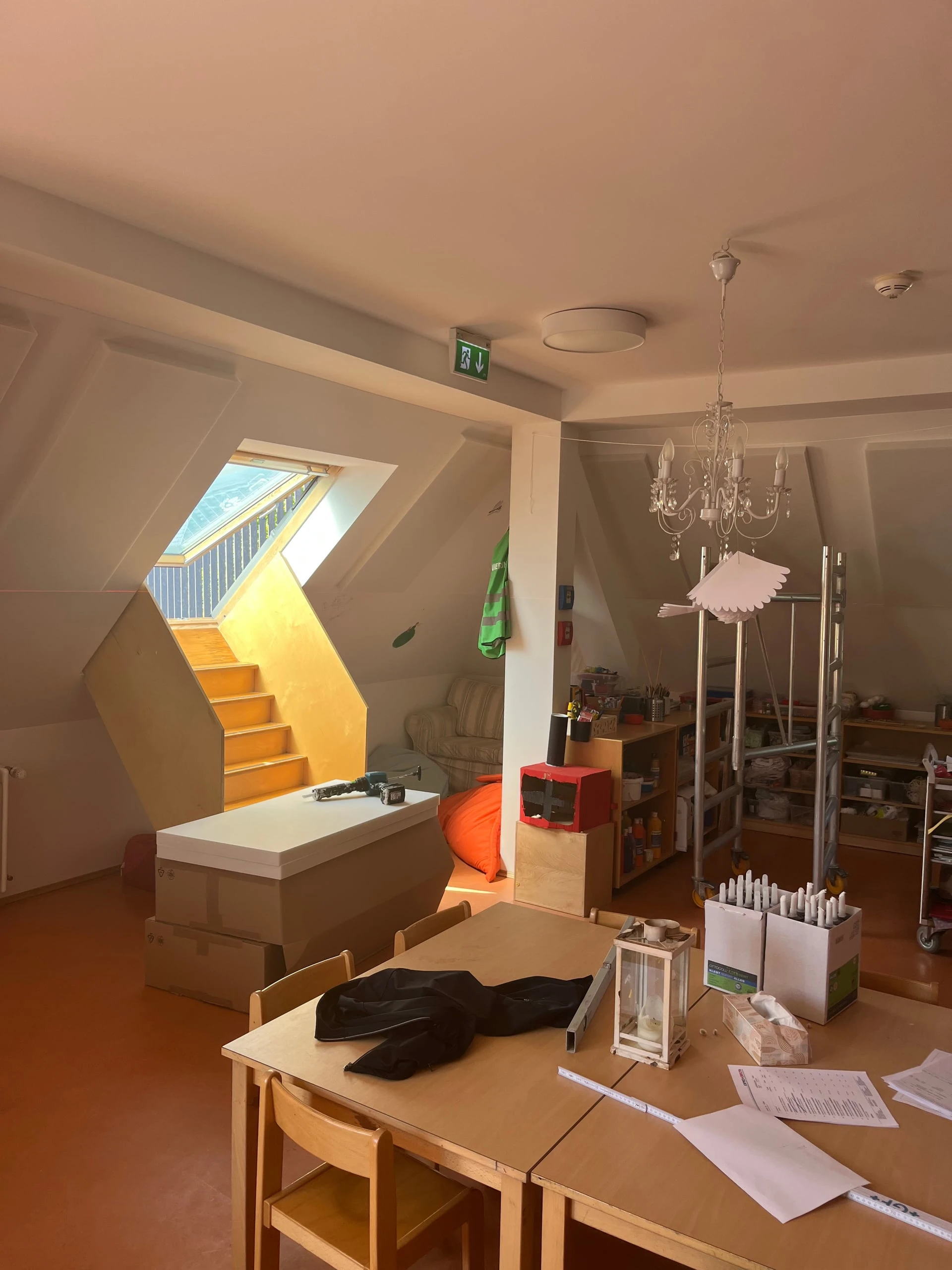 Großer Gemeinschaftsraum im Münchner Altbau