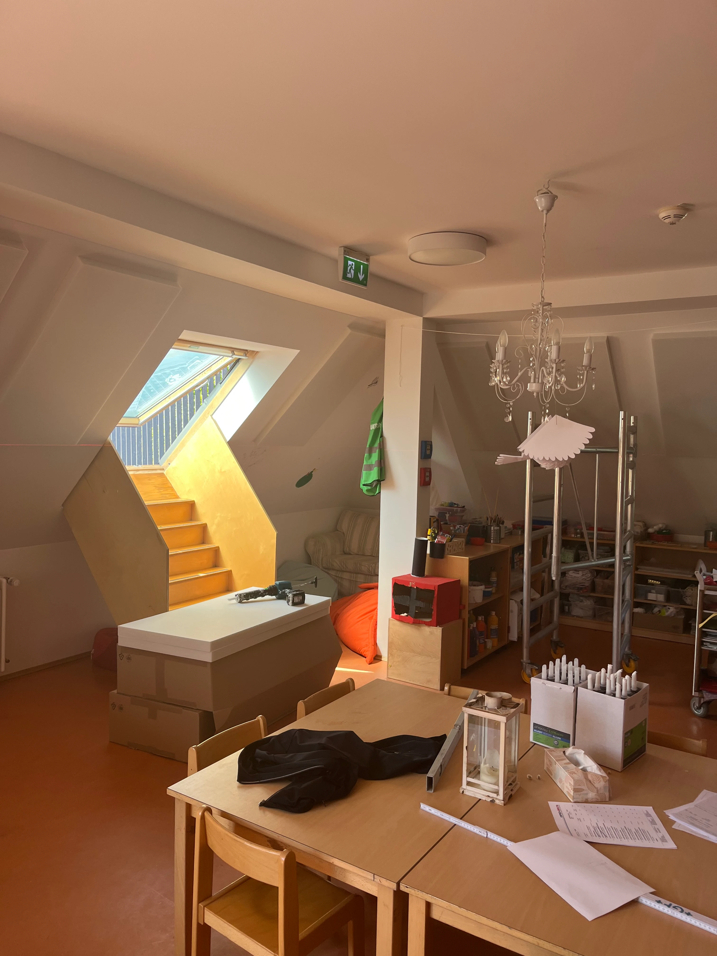 Großer Gemeinschaftsraum im Münchner Altbau