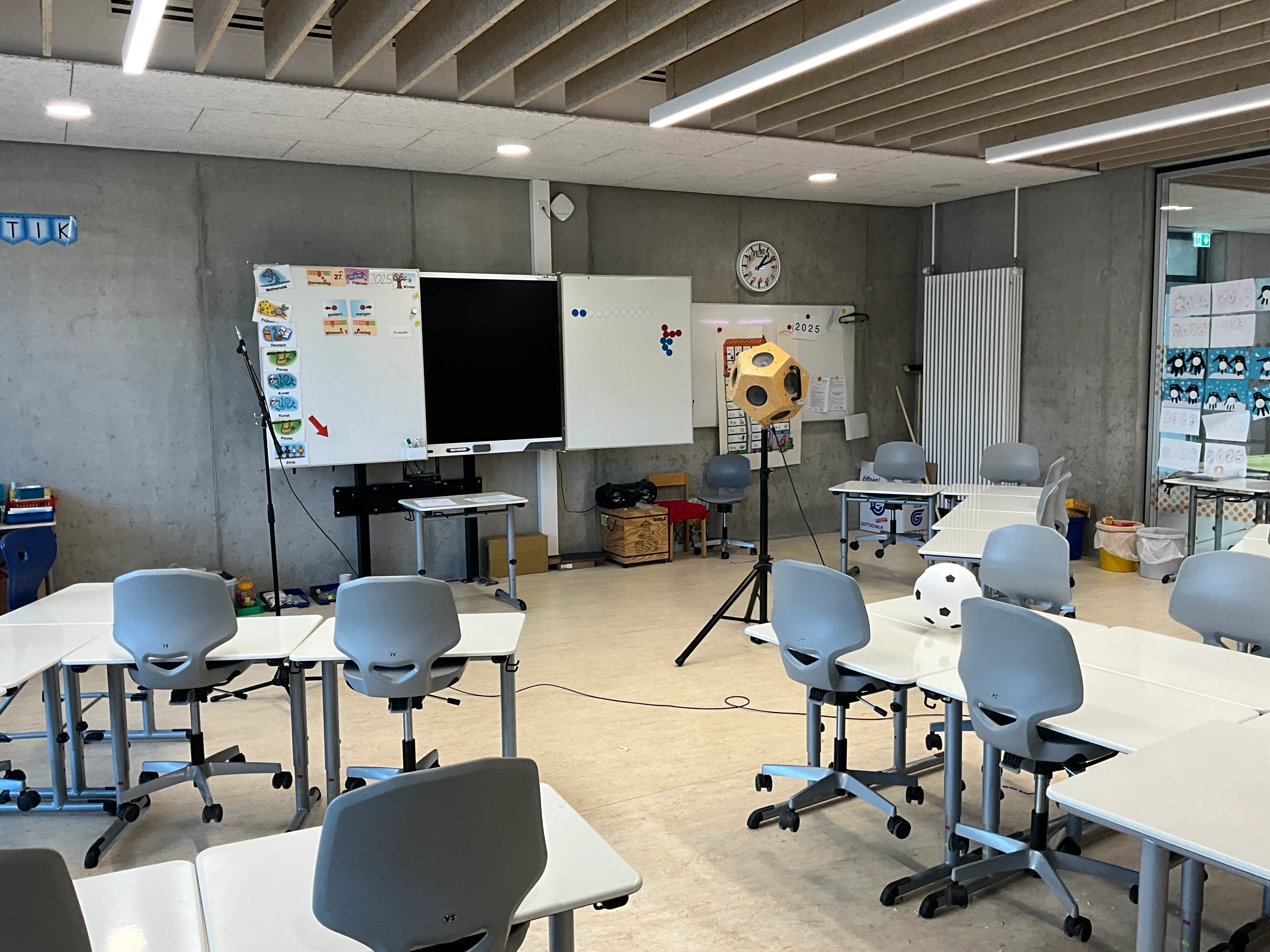 Schulklassenzimmer mit Tischen und Tafel