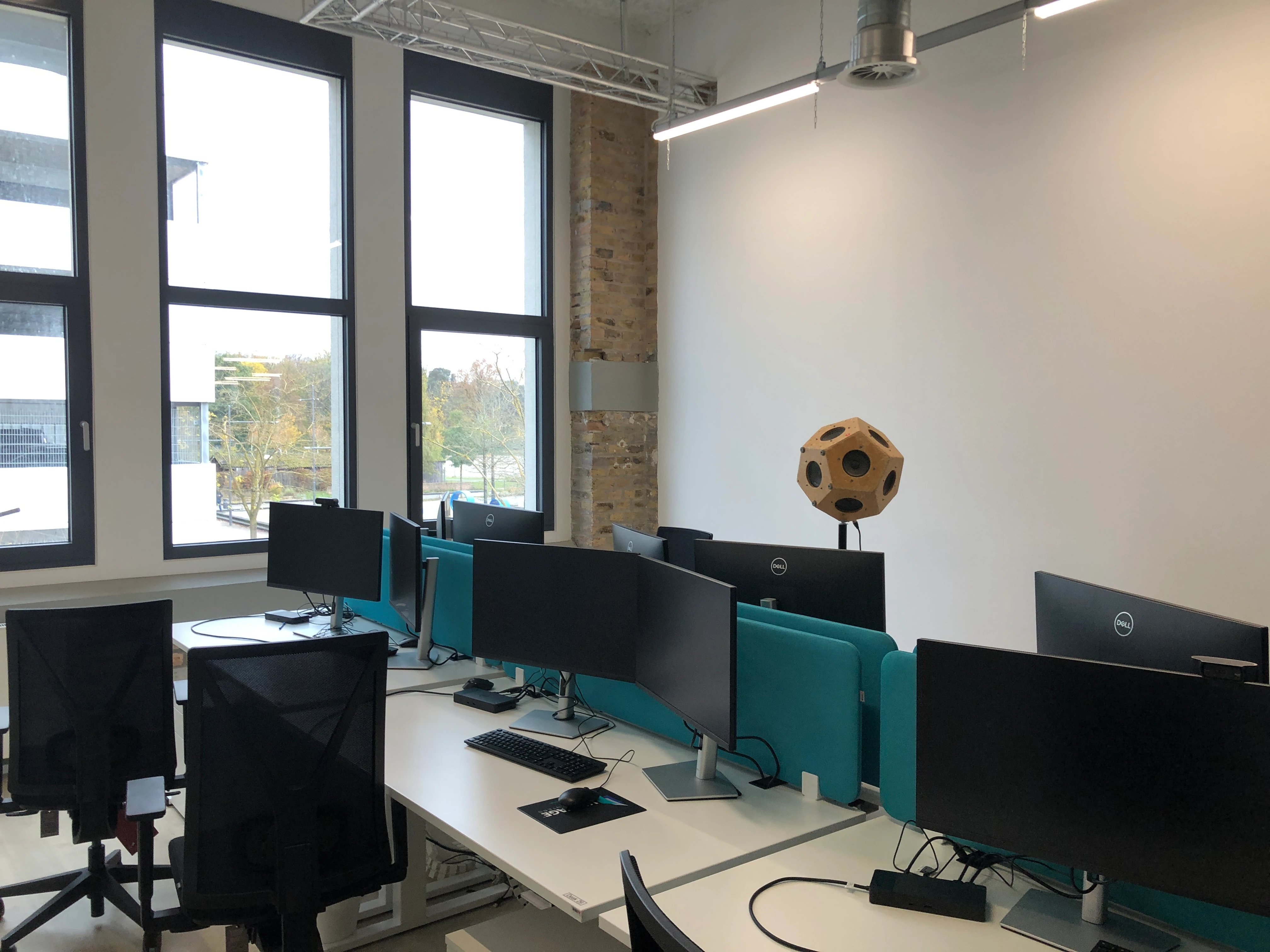 Foto eines Arbeitsplatzes im Bürogebäude