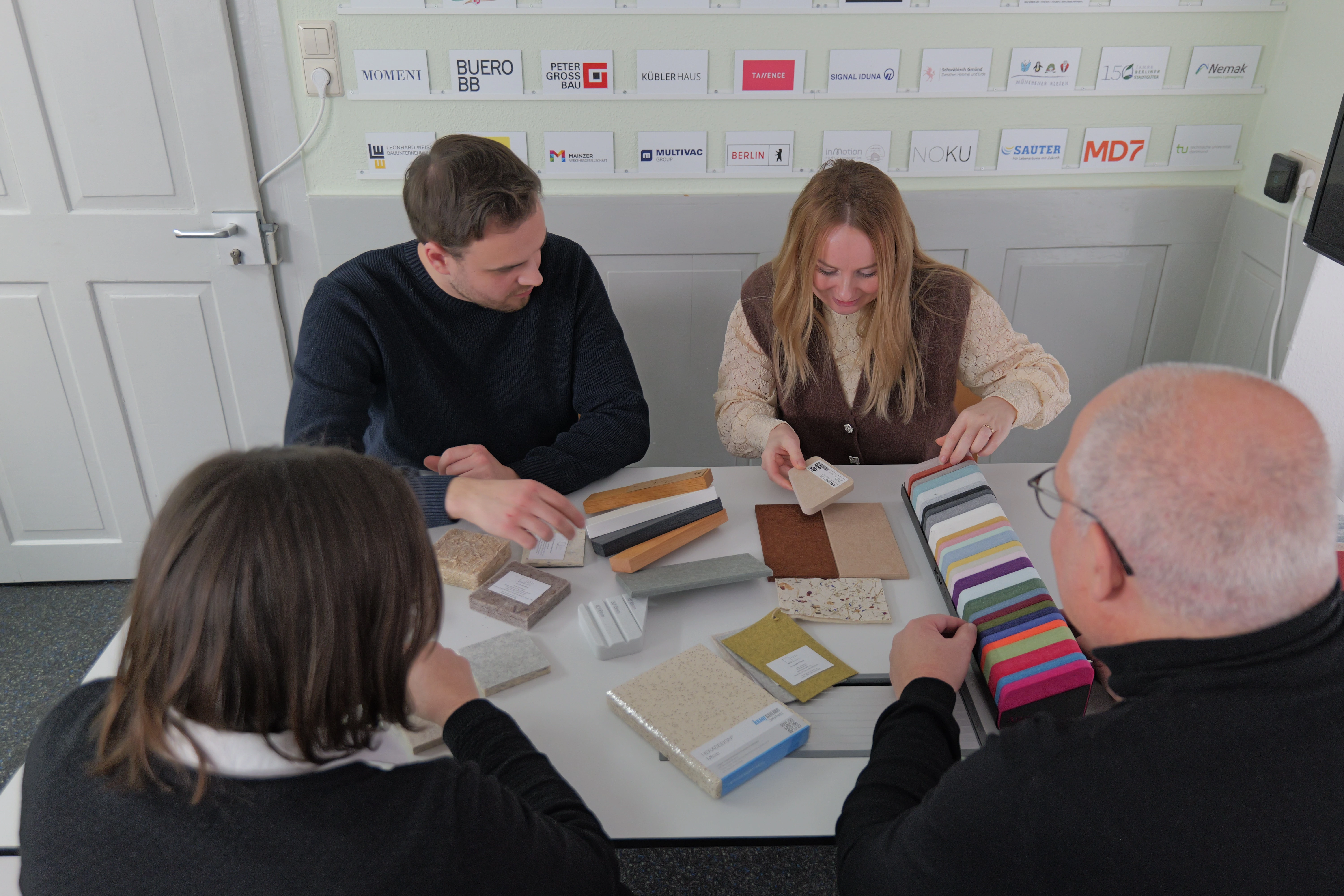 Das Team bei der Materialauswahl für ein Akustikprojekt
