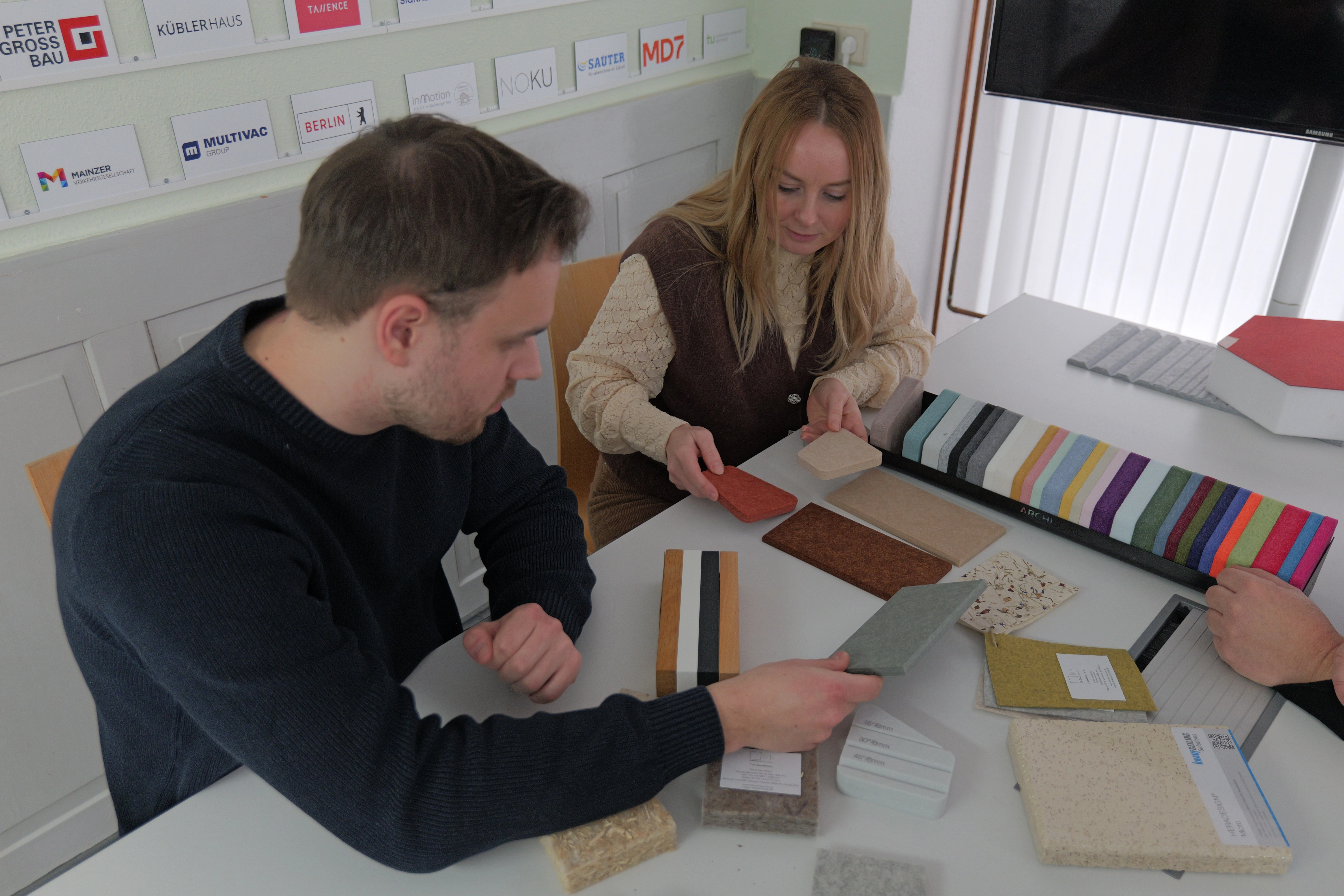 Florian und Eugenia bei der Materialberatung