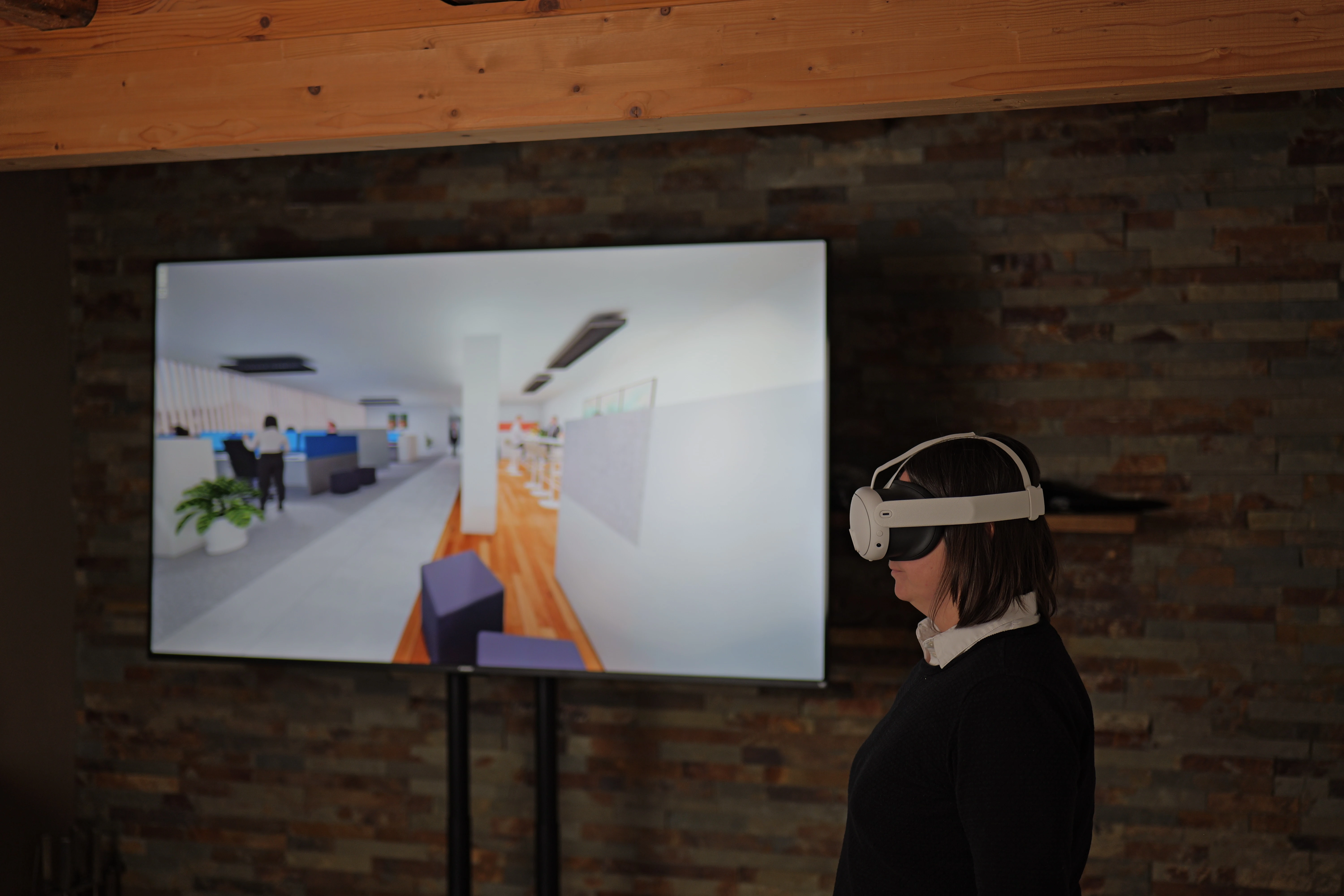 Alexandra Krischdat im VR-Walkthrough einer akustischen Raumsimulation
