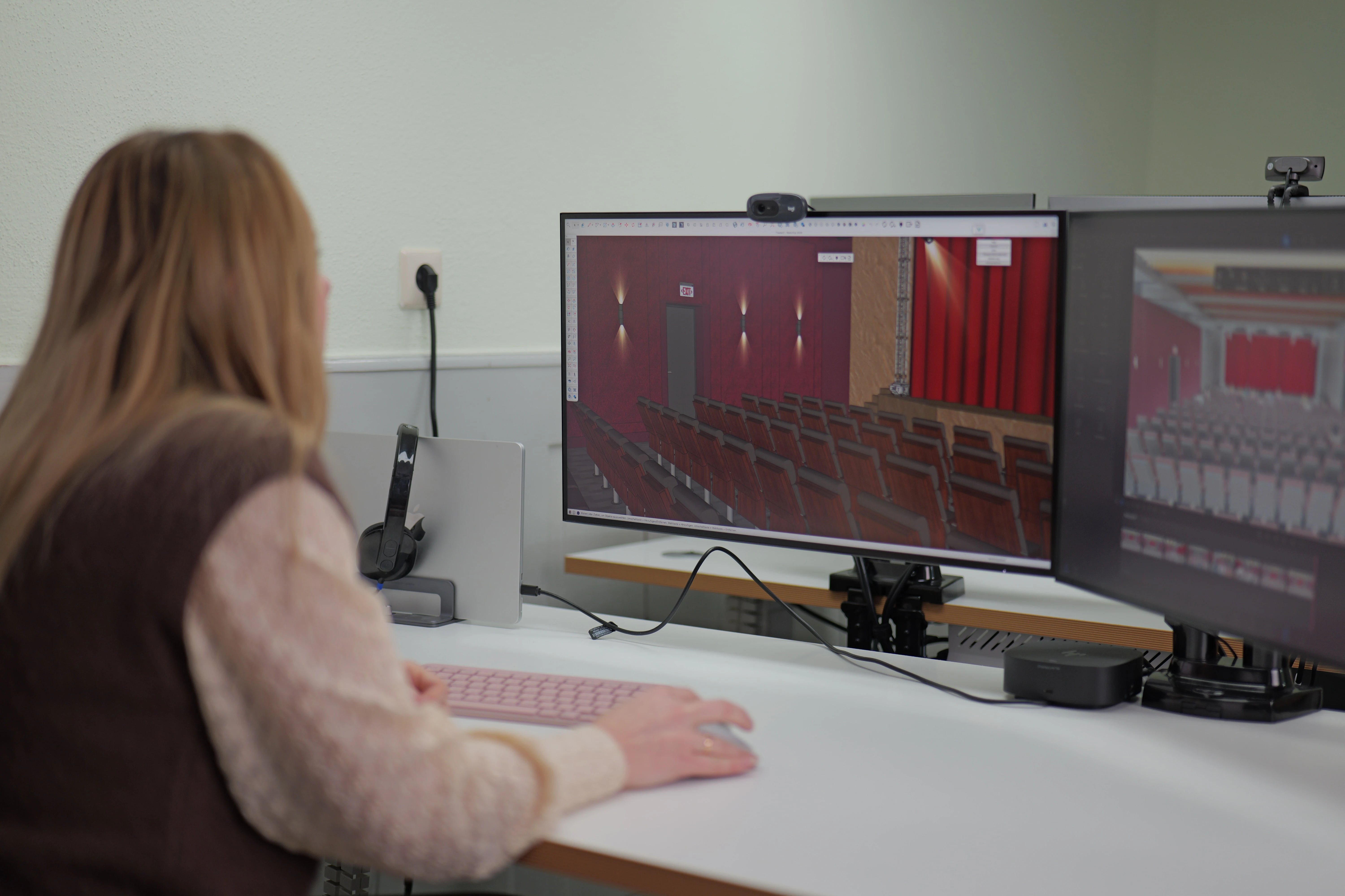 Eugenia Scheck bei der akustischen 3D-Modellierung eines Plenarsaals