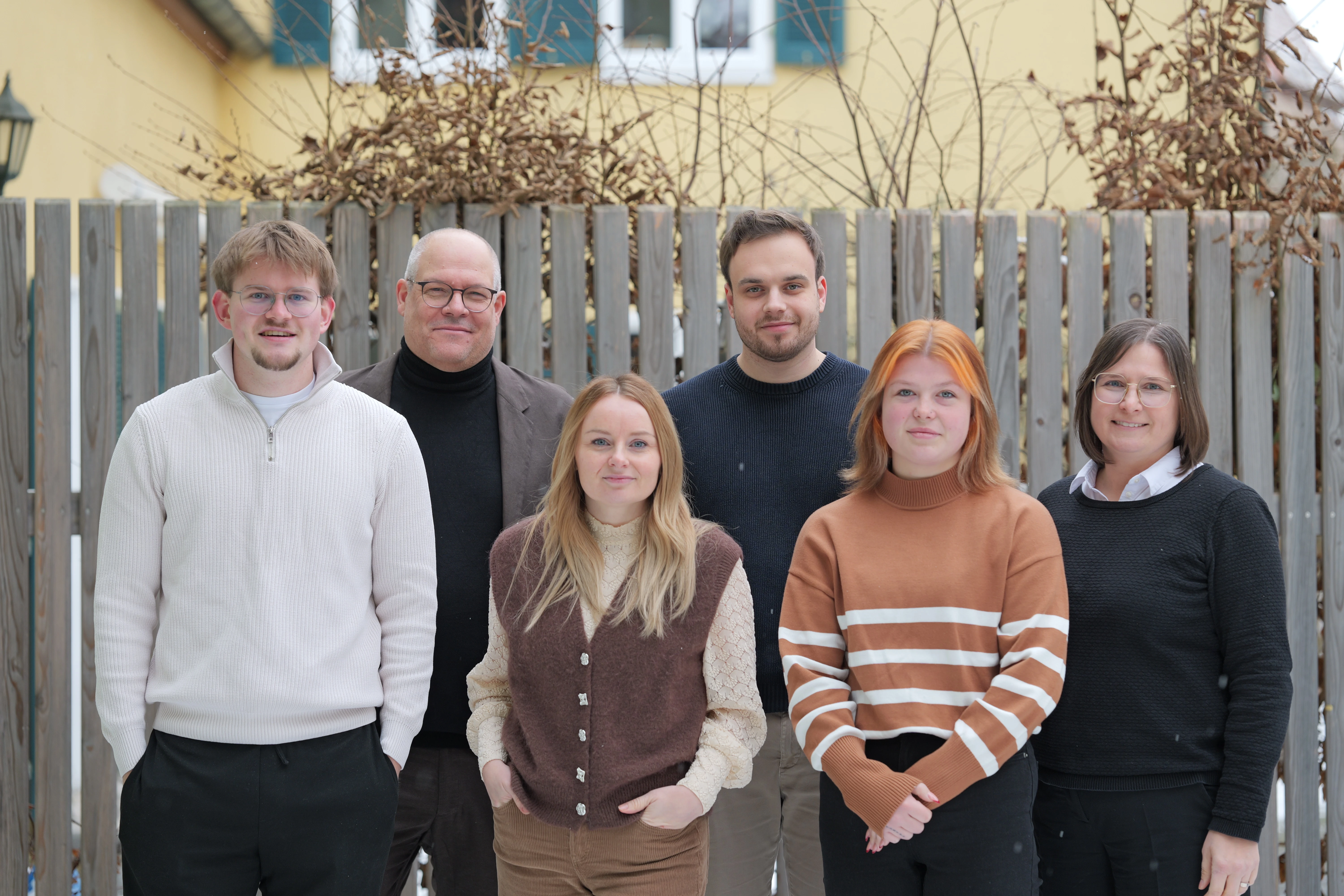 Das Team von weischedel & binder vor dem Büro in Dinkelsbühl